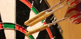 dartspiel-dartpfeile