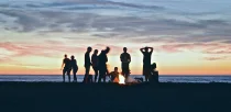 lagerfeuer-gruppe-wasser