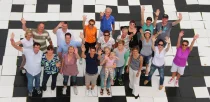 riesen-qr-code-bau-gruppenfoto