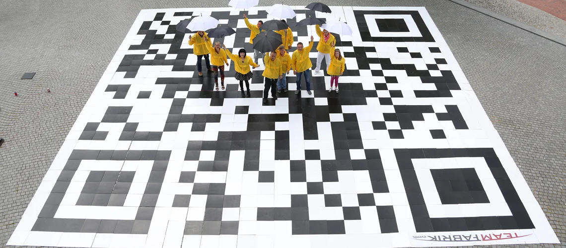 riesen-qr-code-bau-teamfabrik-events