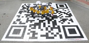 riesen-qr-code-bau-teamfabrik-events