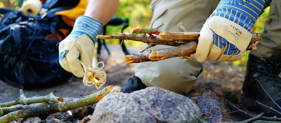 survival-camp-brennholz